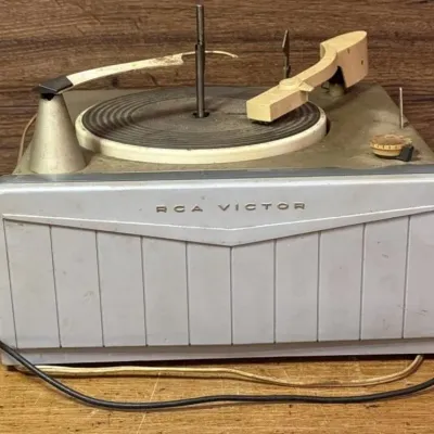 Sale Photo Thumbnail #605: Lot 709: Antique RCA Victor record player