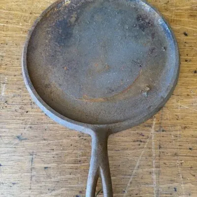 Sale Photo Thumbnail #421: Lot 522: Vintage cast-iron #8 griddle - USA