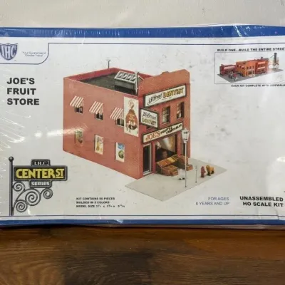 Sale Photo Thumbnail #238: Lot 309: IHC HO scale kit Joe's fruit store - new/model train