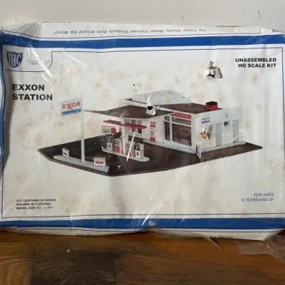 Sale Photo Thumbnail #237: Lot 308: IHC HO scale kit Exxon station - new/model train/box damage