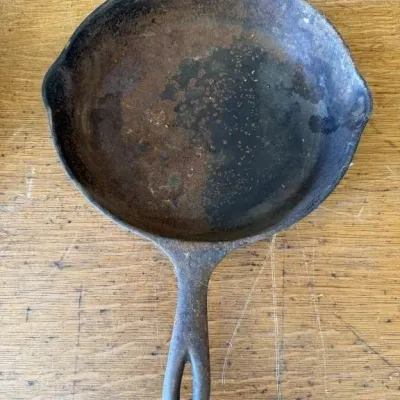 Sale Photo Thumbnail #418: Lot 519: Cast-iron Wagner #8 skillet