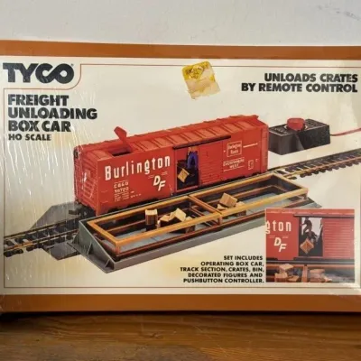 Sale Photo Thumbnail #261: Lot 332: Tyco HO scale freight unloading box car - unopened