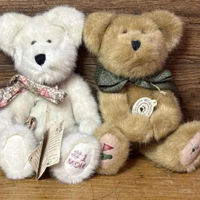 Sale Photo Thumbnail #635: Lot 739: Boyd bears