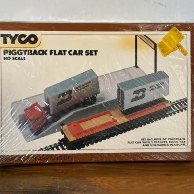 Sale Photo Thumbnail #259: Lot 330: Tyco HO scale Piggyback flat car set