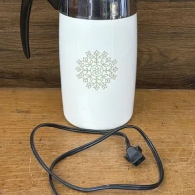 Sale Photo Thumbnail #395: Lot 496: Vntg Corning Ware Avocado Green Medallion electric coffee percolator - 10 cup / in good working order