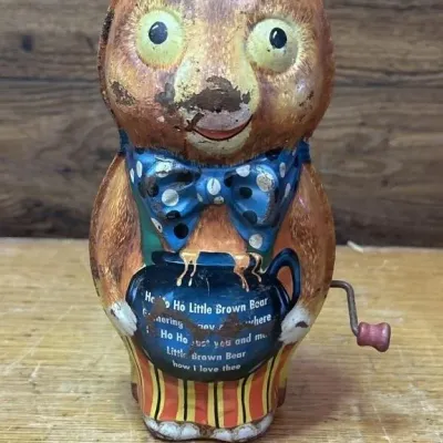 Sale Photo Thumbnail #550: Lot 650: Vintage wind up little brown bear/wind doesn’t work/dented