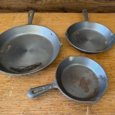 Sale Photo Thumbnail #413: Lot 514: Cast-iron skillet - 10 1/2 & smaller