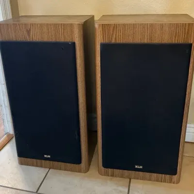 KLM Model AV4001 3-Way Floor Speakers 