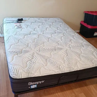 Sleepy's By Seeley Queen Mattress, Adjustable Powered Base Bed. 7/2025