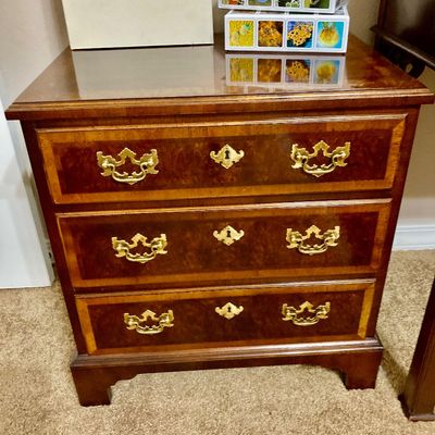 Sale Photo Thumbnail #103: Henredon - Gerogian style burl wood and mahogany nightstand
