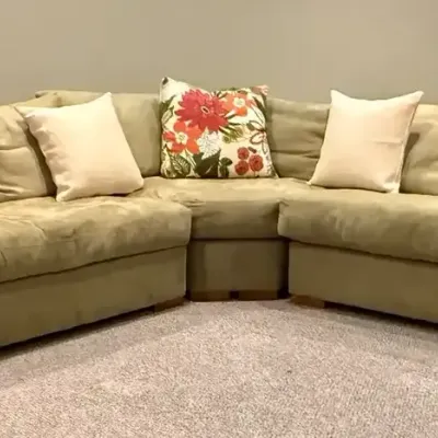 3 Piece Broyhill Conversational Sectional Sofa with Accent Pillows