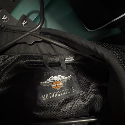 Sale Photo Thumbnail #121: 15-piece Harley Davidson set with 2 jackets and T-shirts - size extra-large, two new - size large gloves, bag and accessories. All in excellent condition