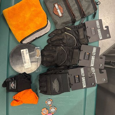 Sale Photo Thumbnail #132: 15-piece Harley Davidson set with 2 jackets and T-shirts - size extra-large, two new - size large gloves, bag and accessories. All in excellent condition
