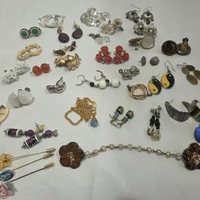 Sale Photo Thumbnail #72: Costume Jewelry 