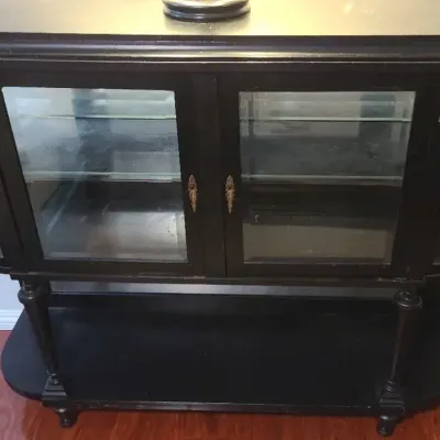 Elegant Mahogany-Tone Curved Glass Vitrine Display Cabinet with Gilt Accents