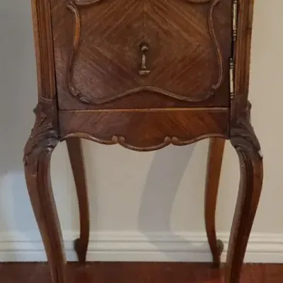 French Louis XV-Style Carved Wood Bedside Cabinet with Chevron Veneer & Cabriole Legs