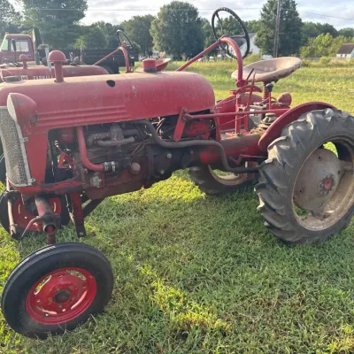 Sale Photo Thumbnail #23: Farmall offset row-crop tractor