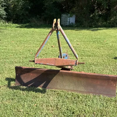 Sale Photo Thumbnail #11: 3-point tractor scraper blade
