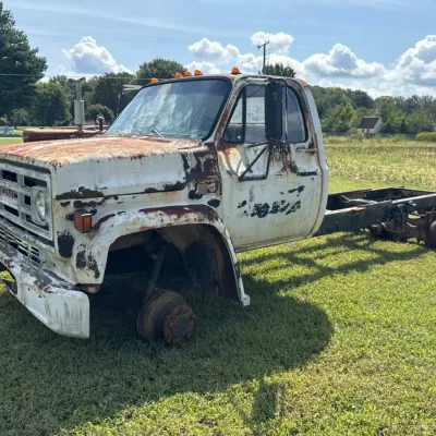 Sale Photo Thumbnail #15: GMC heavy-duty truck cab and chassis