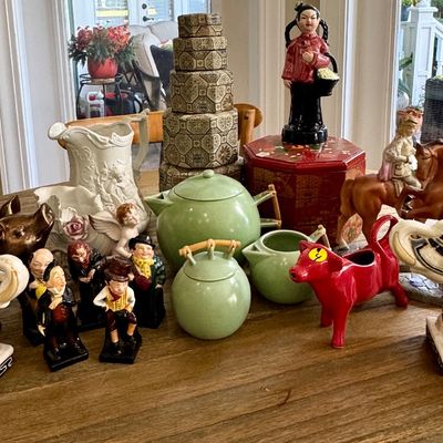 Figurines, teaset, boxes