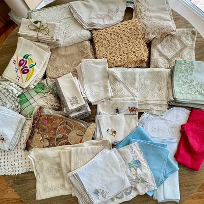 Vintage placemats, napkins, tea towels