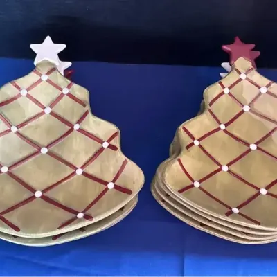 7 Pottery Barn Seasons Greetings Christmas Tree Plates - White / Red Star