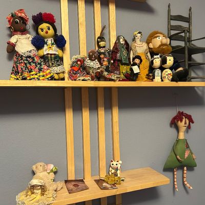 Sale Photo Thumbnail #28: Many collectible and antique dolls 