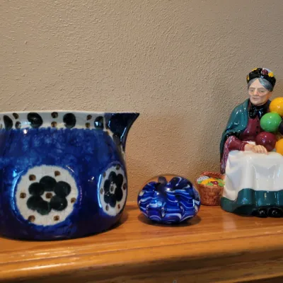 Sale Photo Thumbnail #52: "The Old Balloon Seller" Figurine 