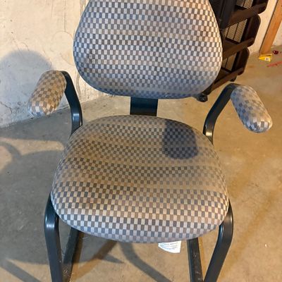 Sale Photo Thumbnail #131: Vintage office guest chair featuring grey patterned checkered upholstery and a black metal sled base with armrests.