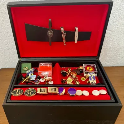 
Vintage Men's Dresser Box With Cuff Links, Tie Clips Tacks, And Assorted Pins - Hickok, Apollo 14, Mustang