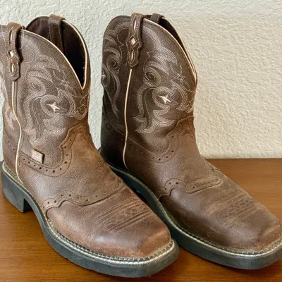 Pair Of Women's Justin Gypsy Low Rise Boots Size 9.5B