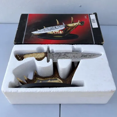 C wildlife hunting knife with wolf antler