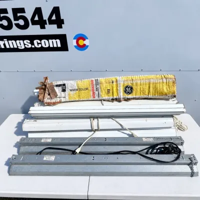 G lot of 8 commercial 48 fluorescent light fixtures