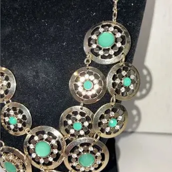 Signed WHBM Necklace w emerald green rhinestones