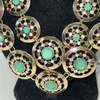 Signed WHBM Necklace w emerald green rhinestones