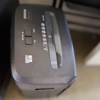 Sale Photo Thumbnail #134: Black Pen+Gear paper shredder.