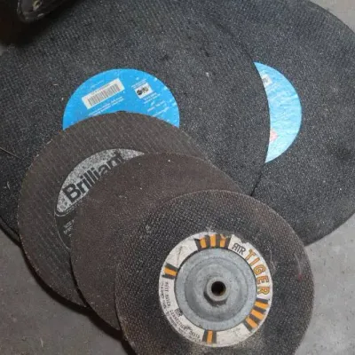 Assortment of abrasive grinding and cut-off wheels including Brilliant and Air Tiger brands in various sizes.