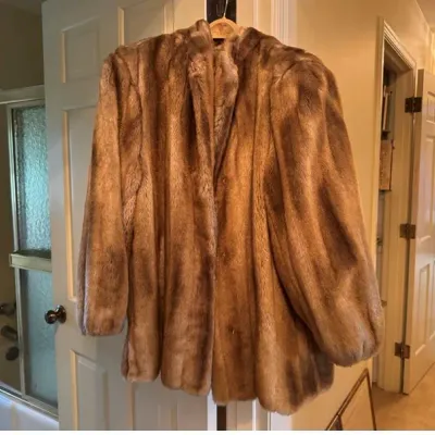 Sale Photo Thumbnail #25: Vintage honey-brown plush fur coat