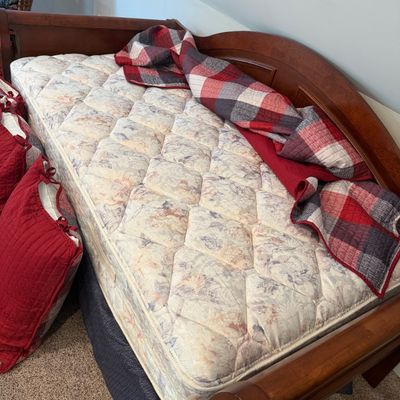 Hillside Furniture Wooden Twin Sized Daybed (UD-MG)