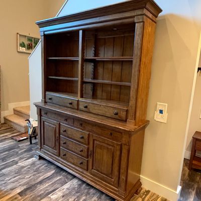 Kincaid 2-Piece Lighted China Hutch (LR-RG)