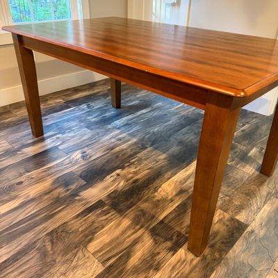 Wooden Dining Table with Tapered Legs (LR-MG)
