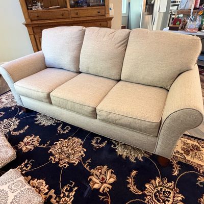 Craftmaster Furniture Upholstered Sofa w/Accent Pillows (LR-RG)
