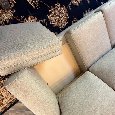 Craftmaster Furniture Upholstered Sofa w/Accent Pillows (LR-RG)