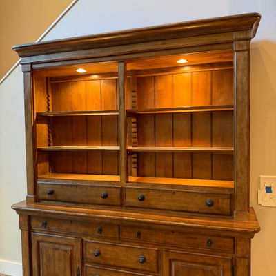 Kincaid 2-Piece Lighted China Hutch (LR-RG)