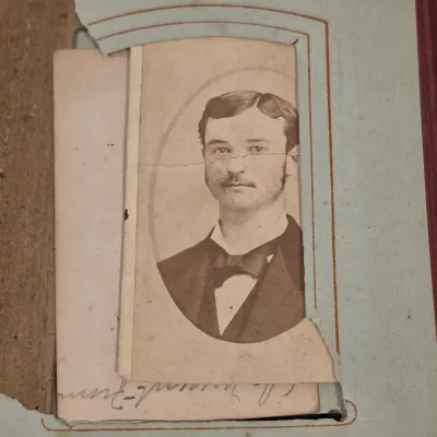 Vintage Photo Albums & Antique Photographs (G-JS)