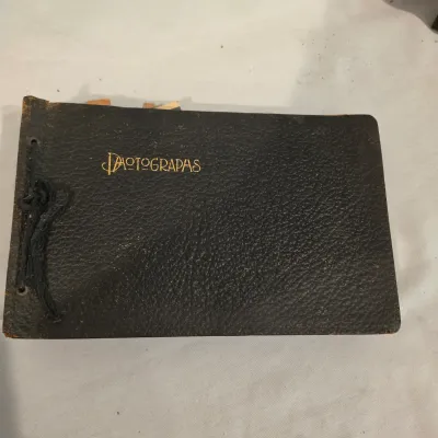 Vintage Photo Albums & Antique Photographs (G-JS)
