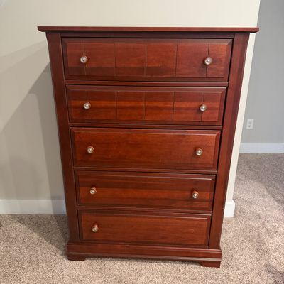 Vaughan-Bassett Cherry Finish 5-Drawer Chest (UD-MG)