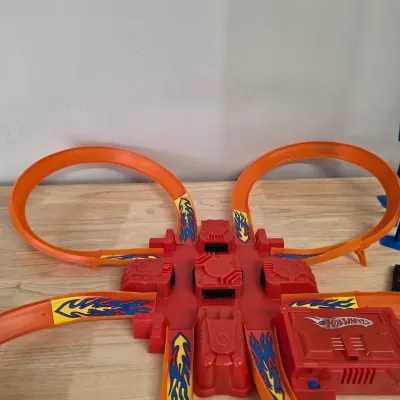 Hot Wheels Criss Cross Crash Track Set w/ Assorted Cars (G-JS)