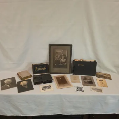 Vintage Photo Albums & Antique Photographs (G-JS)