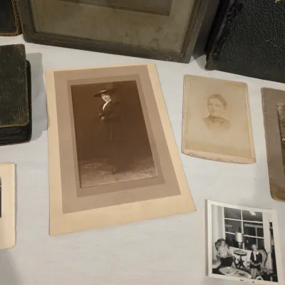 Vintage Photo Albums & Antique Photographs (G-JS)